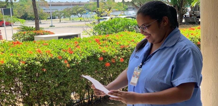 Aryany Lucy atua como auxiliar administrativo na AESO-Barros Melo. Foto: Thayse Medeiros.